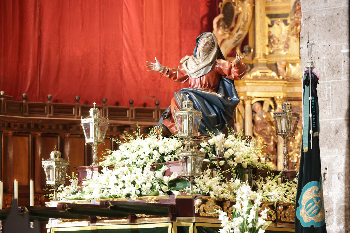 Valladolid corona a la Vera Cruz en la Catedral