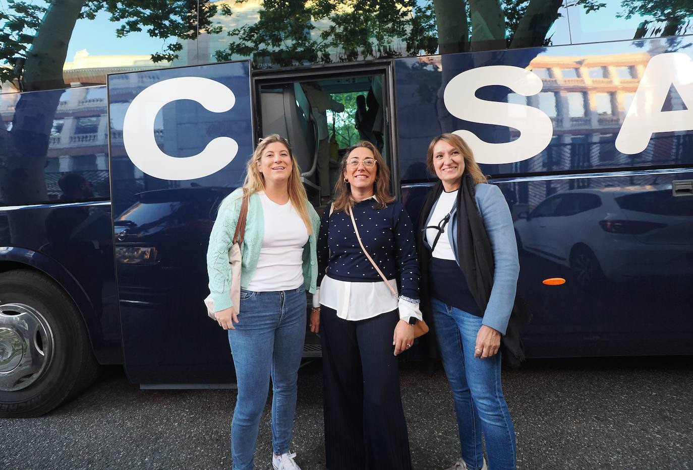 La delegada territorial de la Junta, Raquel Alonso, y las consejeras María González (Movilidad) y Rocío Lucas (Educación), a punto de subir al autocar hacia Madrid.