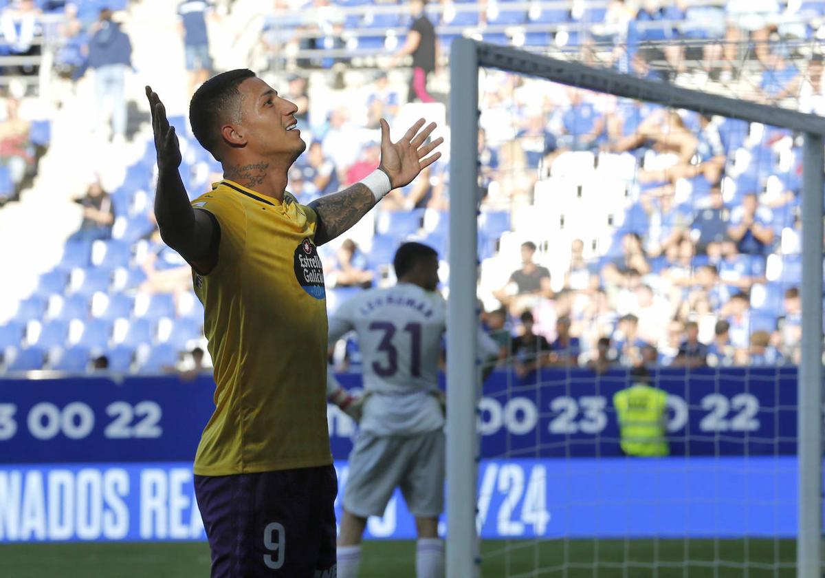 Marcos André celebra el gol en uno de los fondos del Carlos Tartiere.