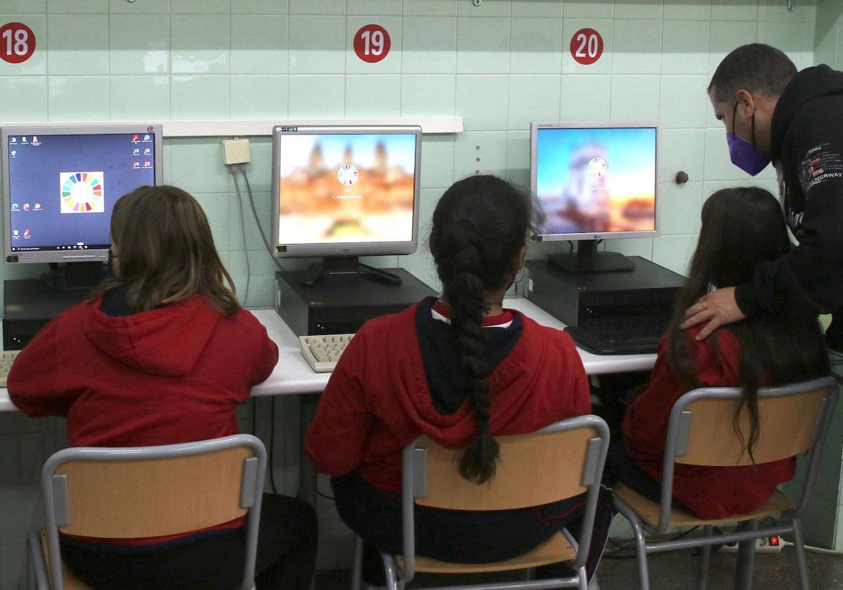 Alumnas en el aula de informática del colegio Cooperativa Alcázar.