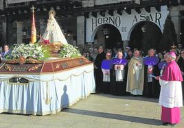 El obispo se dirige a la imagen de la Virgen durante su discurso.