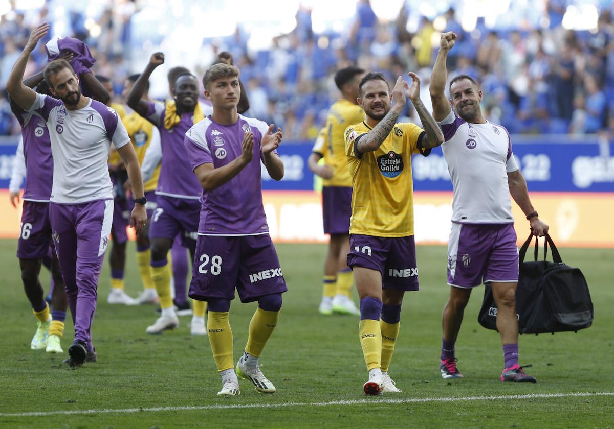 Los jugadores celebran a pie de campo el triunfo junto a los aficionados.