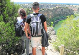 Una pareja observa la panorámica del cañón del Duratón, con la ermita de San Frutos al fondo.