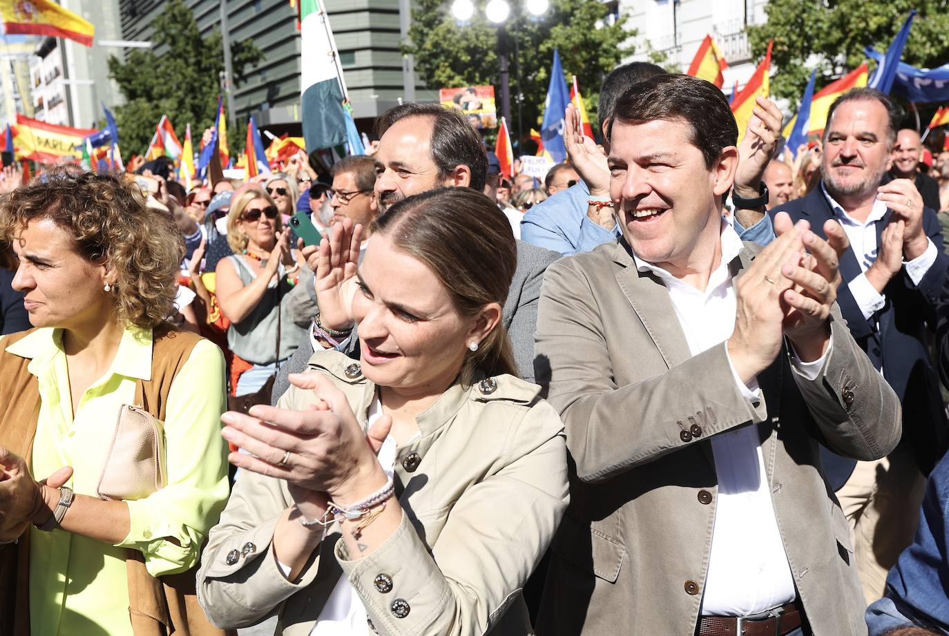 Alfonso Fernández Mañueco aplaude durante el acto convocado por el PP en Madrid.