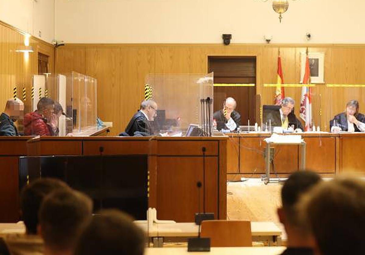 Juicio anterior a El Mancha (i), por robo, en la Audiencia de Valladolid.
