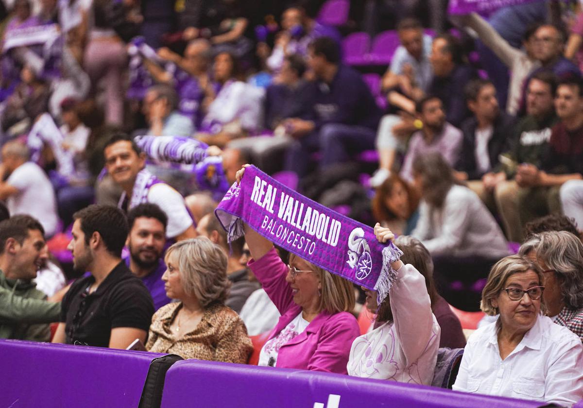 Aficionados durante un partido del UEMC.