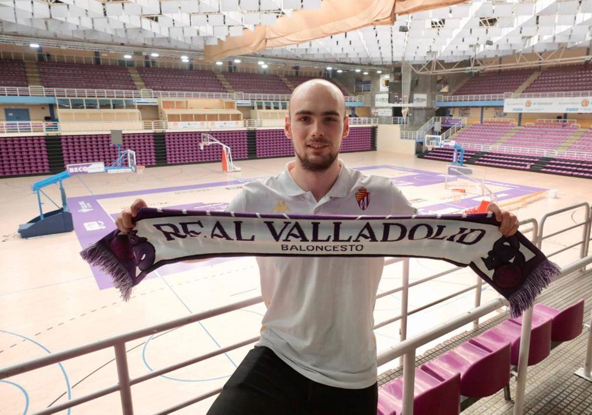 Íñigo Royo posa con una bufanda de su nuevo equipo.