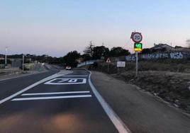 Carretera entre Salamanca y Aldeatejada, con el carril bici a la izquierda.