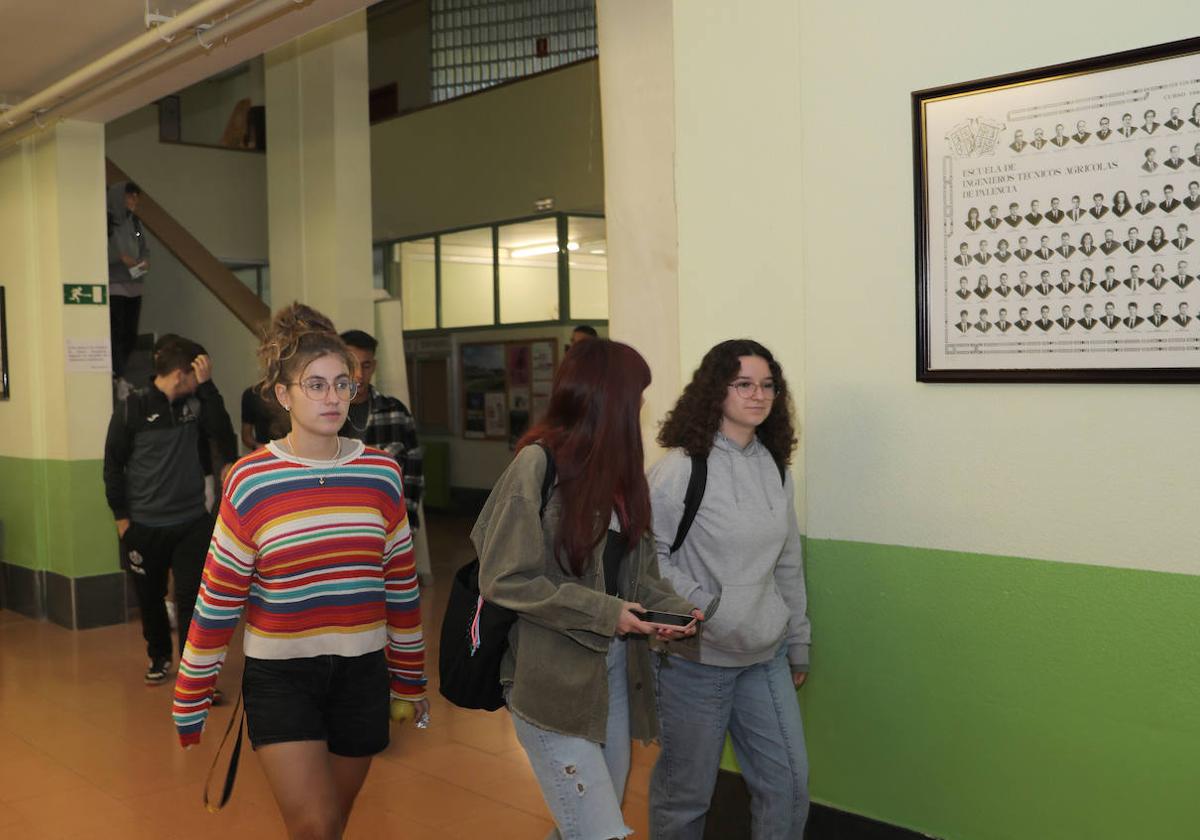 Alumnos del Campus de Palencia en las instalaciones de la Escuela de Agrarias.