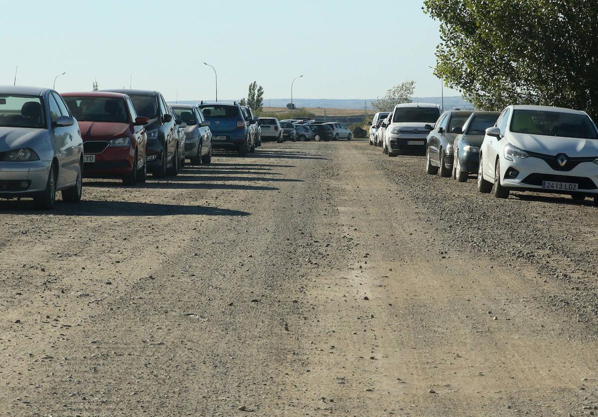 Decenas de vehículos aparcados este lunes en el camino de Juarrillos.