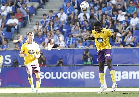 Enzo Boyomo despeja un balón de cabeza en el partido frente al Oviedo.