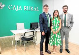 La directora de la nueva oficina, Ruth Marcos Martín, entre los gestores comerciales David Recio del Olmo y Diego Arranz Vallejo.