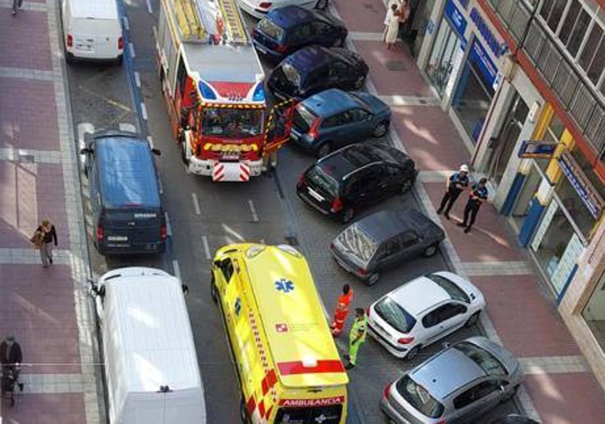 Bomberos y personal sanitario, este lunes en la calle Imperial.