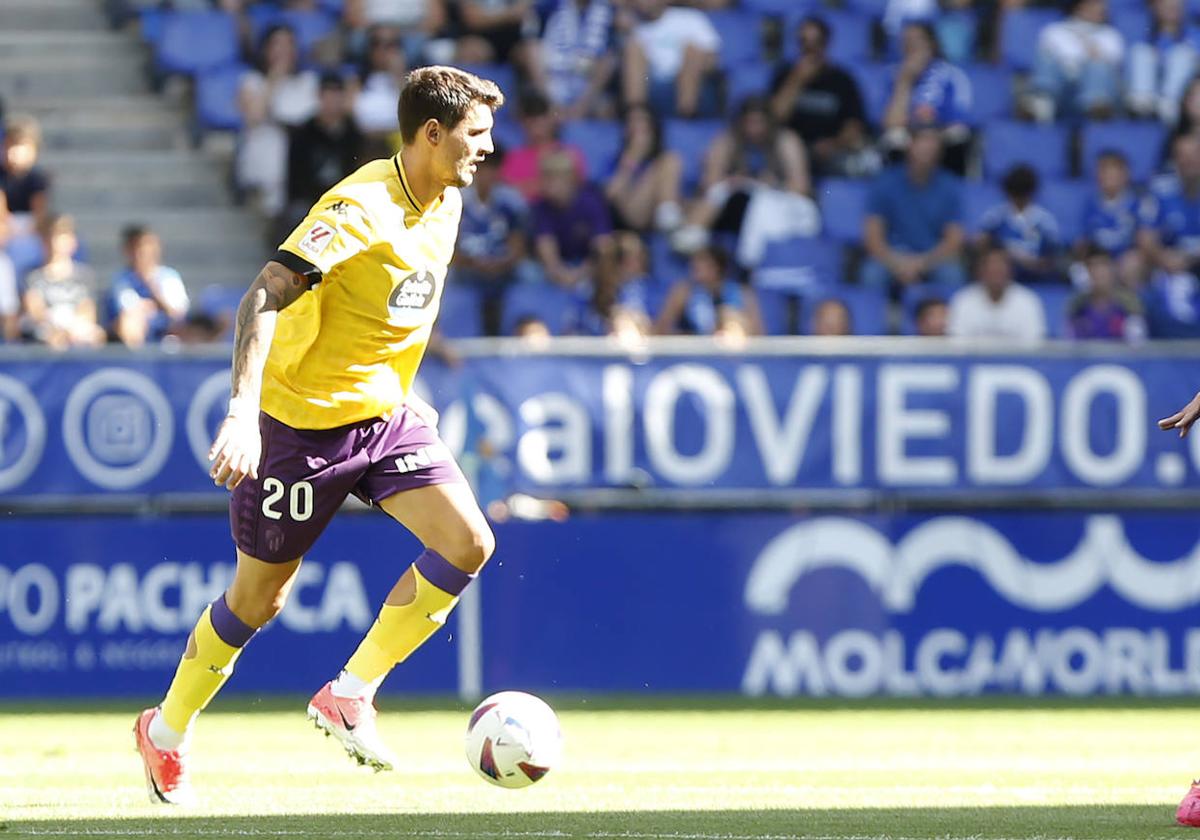 Juric conduce una acción de ataque en el partido en el Carlos Tartiere.