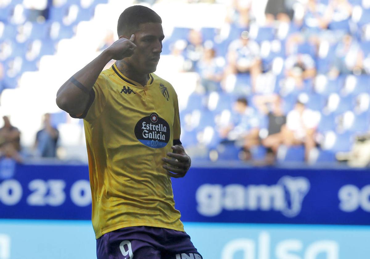 Marcos André celebra el gol de la victoria frente al Oviedo llevándose un dedo al lateral de la cabeza.