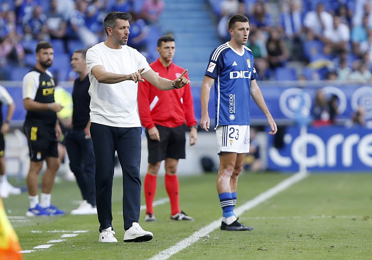 Paulo Pezzolano da indicaciones a sus jugadores durante el partido frente al Oviedo.