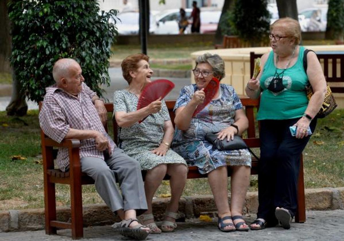 Un grupo de jubilados en un parque.