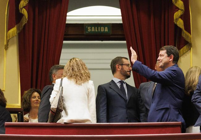 Alfonso Fernández Mañueco saluda a su entrada al Congreso, en presencia de Javier Maroto.