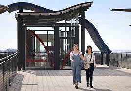 Dos mujeres regresan sobre sus pasos tras comprobar que el ascensor está averiado.