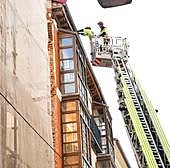 Los bomberos aseguran una fachada del centro por riesgo de caída de una chapa