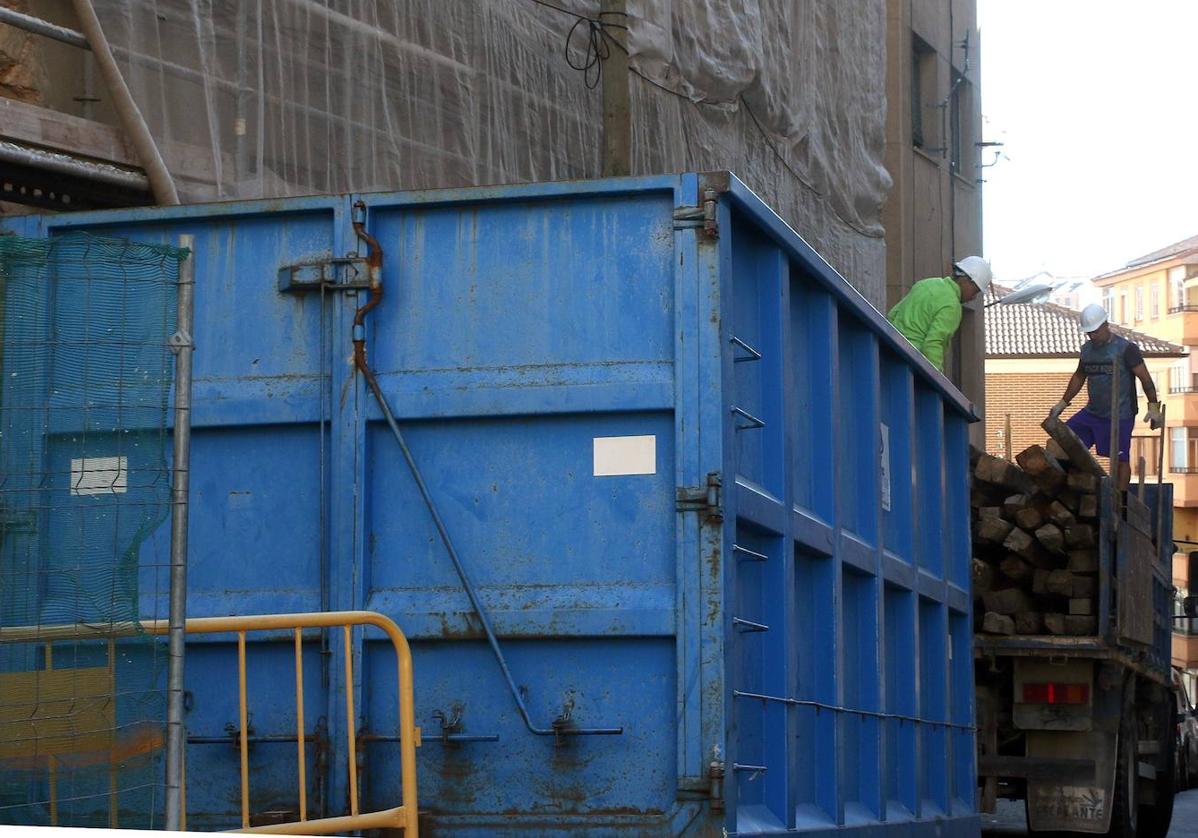Los constructores critican la intención de prohibir el vertido de escombro en camiones
