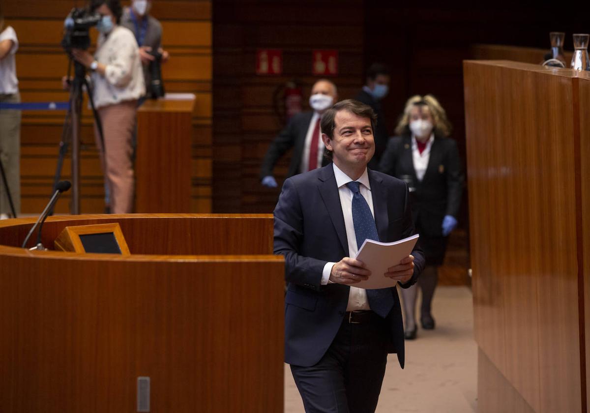 El presidente de la Junta, Alfonso Fernández Mañueco, durante el debate sobre el Estado de la Región en 2020.