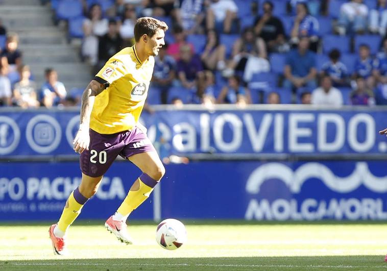 Stanko Juric conduce el balón delante de un defensor del Oviedo.