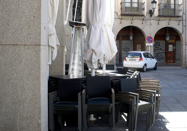 Sillas y mesas apiladas en la Plaza Mayor.