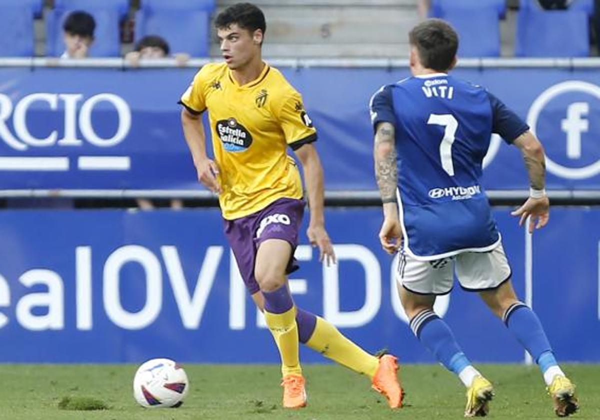 David Torres controla el balón ante la oposición de Viti durante el último Real Oviedo-Real Valladolid