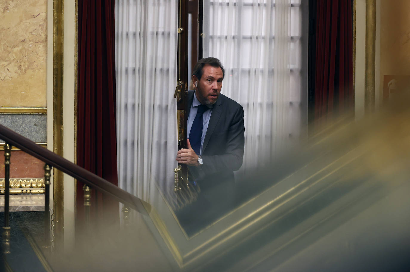 Óscar Puente, durante un receso de la segunda jornada del debate de investidura de Alberto Núñez Feijóo, hoy.