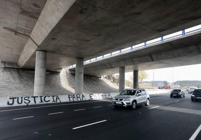 Pintada en la autovía hacia La Cistérniga pidiendo justicia para Esther.