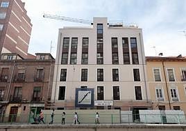 El edificio, ubicado en el número 8 de la calle San Isidro.