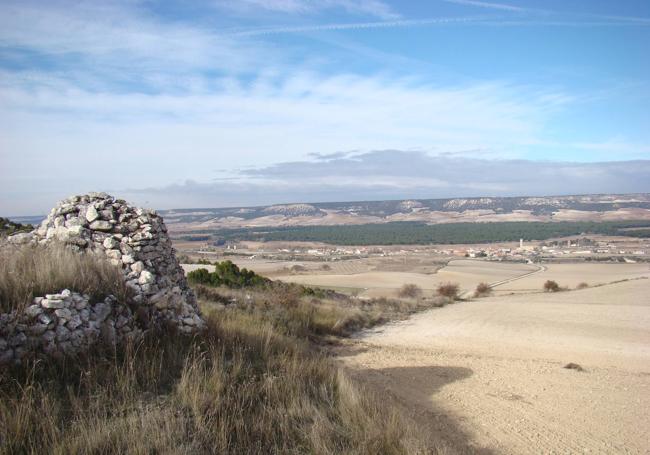 A la izquierda de la imagen se adivina un chozo de viñador en el paraje de Miralbueno de Quintanilla de Arriba.