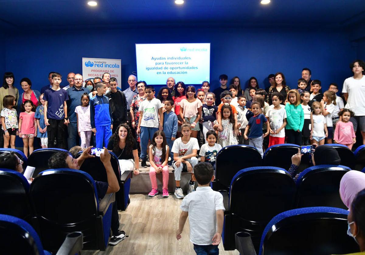 Foto de familia de los 45 niños becados, responsables y voluntarios de Red Íncola