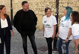 Las representantes de la Plataforma, con Ana Peñalosa y Manu Pineda.