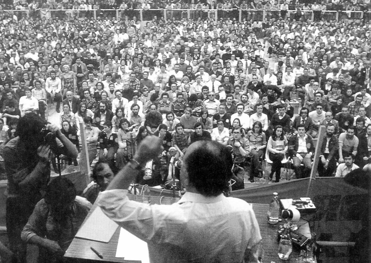 Imagen secundaria 1 - Arriba, Pilar Valladares; abajo, mitin de Santiago Carrillo en el Polideportivo Huerta del Rey en abril de 1977, y caricatura de las Amas de Casa en 1970.