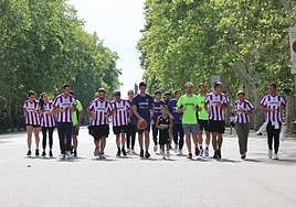 Los participantes en el reto, a su paso por el paseo central de Recoletos.