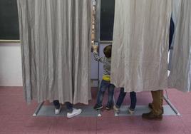 Una ciudadana vota en Valladolid en las elecciones pasadas.