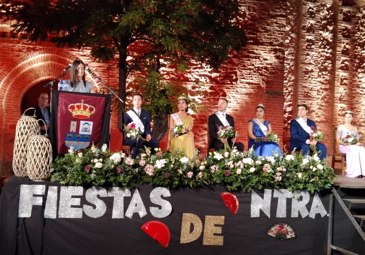 La pregonera y las reinas y reyes de las fiestas durante el acto de inicio de las celebraciones.