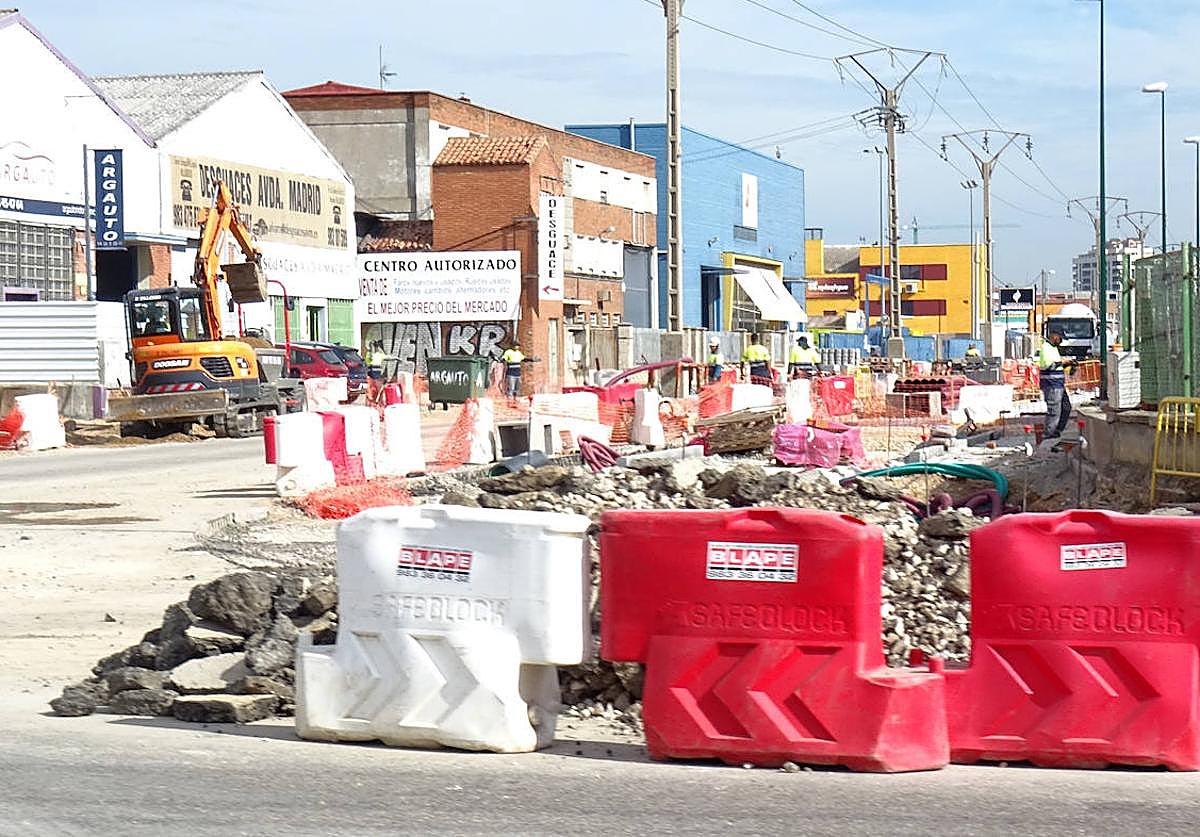 Trabajos de urbanización de la avenida de El Norte de Castilla.