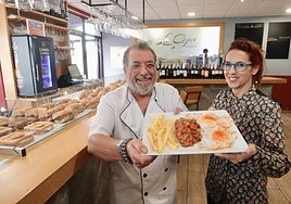Los cocineros Pedro Vega y Susana Maroto elaboran un menú variado y casero.//Carlos Espeso