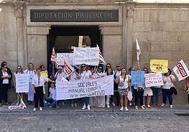 Protesta de la monitoras de las Aulas de Manualidades, este jueves en la Diputación.