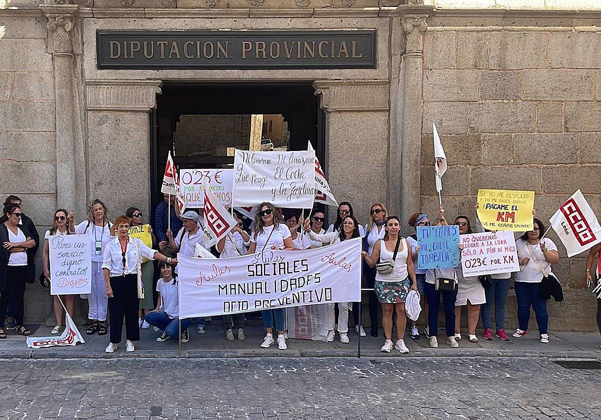 Protesta de la monitoras de las Aulas de Manualidades, este jueves en la Diputación.