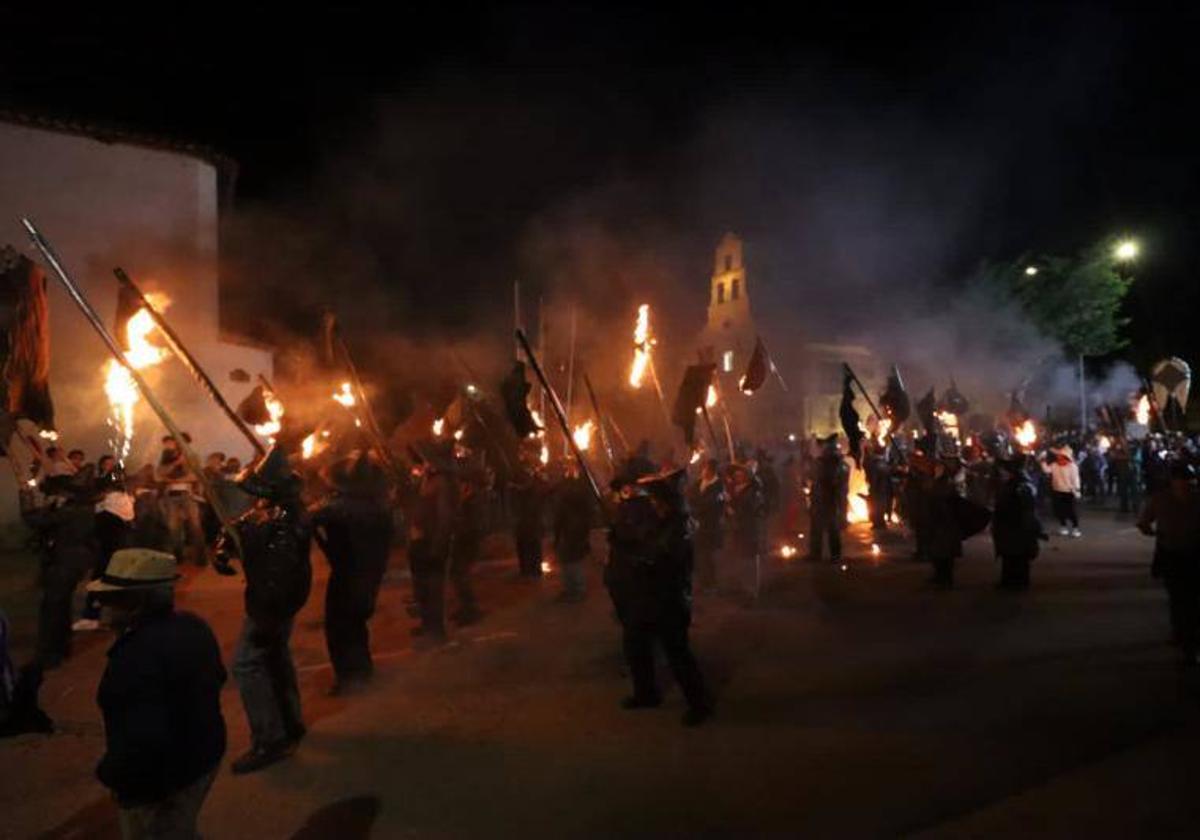 Docenas de antorchas iluminaron la noche de Mayorga con su participación en el Vítor.