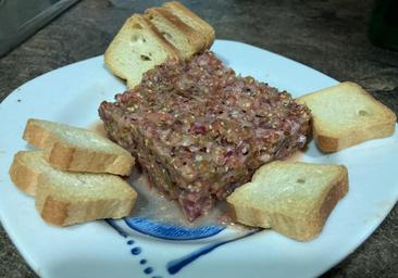 Tartar de fuet, una receta viral lista en diez minutos