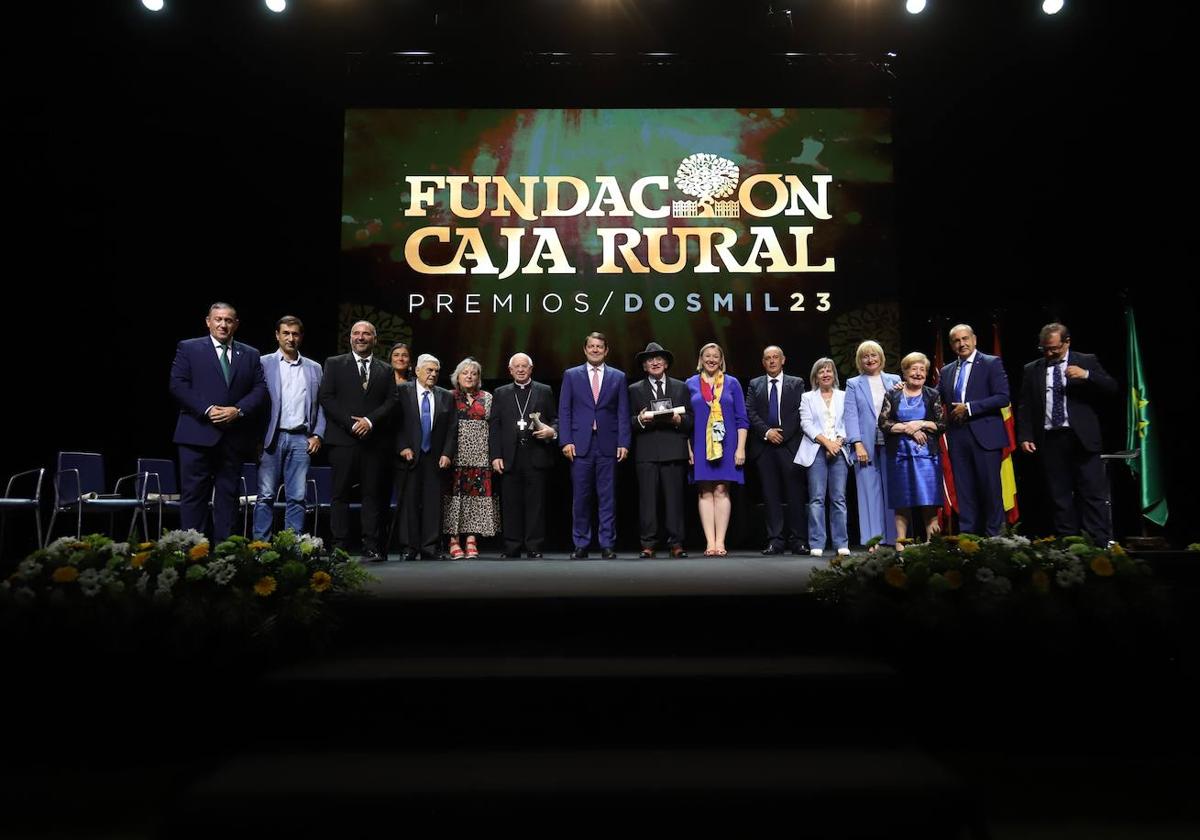 El presidente de la Junta, Fernández Mañueco (centro), junto a los premiados.