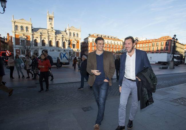 Pedro Sánchez y Óscar Puente, durante una visita del presidente a Valladolid en 2018.