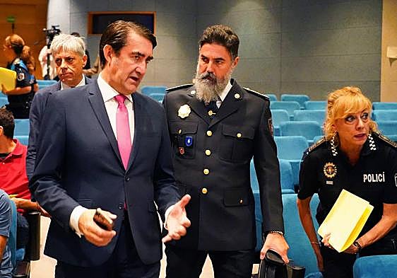 El consejero de Medio Ambiente, Juan Carlos Suárez Quiñones (izquierda), junto al intendente jefe de la Policía Local de León y la superintendente jefa de la Policía Municipal de Valladolid.