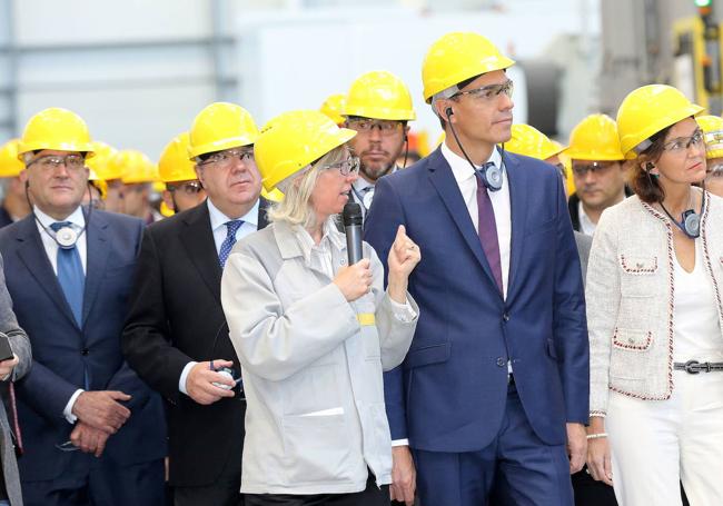 Jesús Julio Carnero (hoy alcalde de Valladolid tras derrotar a Puente), Juan Vicente Herrera, Óscar Puente, Pedro Sánchez y Reyes Maroto, en una visita a Renault en 2018.