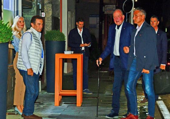 El Rey Juan Carlos I acude al restaurante de O Grove, donde le espera Pedro Campos y su esposa.
